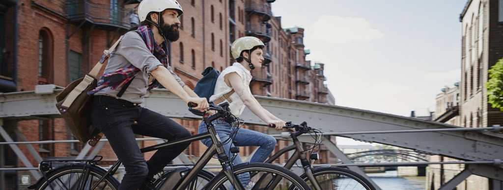 Paar fährt mit Pedelecs